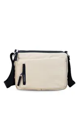 Bandolera color beige de nylon, con correa larga negra regulable. Tiene un bolsillo delantero con tapa, dos bolsillos internos (uno con cierre) y un bolsillo trasero.