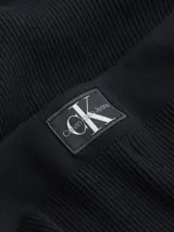 Falda larga negra de lyocell de canalé, con cintura elástica, abertura lateral y logo de Calvin Klein en la cintura.