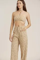 Top strapless de broderie, color negro, con diseño bordado y corte ajustado.