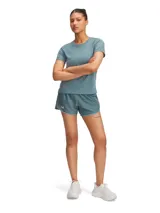 Short deportivo Under Armour Fly By 3 para mujer, color azul verdoso, con pretina elástica, logo reflectivo y bolsillo lateral con cierre.