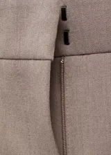 Pantalón de vestir color beige, de corte recto y largo a la altura del tobillo.