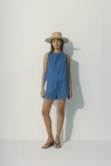 Shorts de tiro alto con cordón ajustable en la cintura y bolsillos laterales. El tejido presenta un estampado de rayas verticales finas en tonos marrón, negro y blanco/beige.