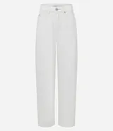 Pantalón baggy de tiro medio color blanco, confeccionado en sarga de algodón. Cuenta con trabillas en la cintura, cuatro bolsillos, cierre con cremallera, lateral desplazado y costuras contrastantes.