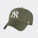 Gorro rojo de béisbol con logo de los New York Yankees bordado en blanco y logo de la marca 47 en el lateral.
