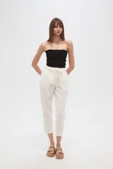 Pantalón color beige de algodón, corte recto y tiro medio, con lazo en la cintura.