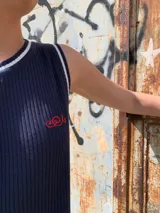 Vestido tejido al cuerpo con cuello redondo y breteles anchos.