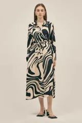 Vestido largo estilo camisero en seda viscosa con estampado marble original Polonio. Cuenta con botones nacarados, bolsillos y aberturas laterales.