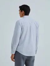 Camisa celeste con estampado a cuadrillé, de corte slim fit y manga larga.
