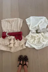 Minifalda amarilla con textura arrugada y volados en capas.