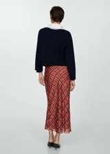 Falda midi de poliéster con forro interior, cintura elástica y estampado de cuadros en tonos rojo, marrón y beige.