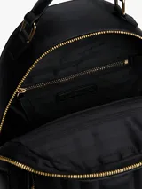 Mochila negra acolchada de Tommy Hilfiger, con cierre de cremallera, asa superior, correas ajustables, bolsillo interior con cremallera, bolsillo exterior con cremallera e insignia del monograma TH en la parte delantera.