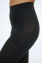 Medias negras semibrillantes de 200 denier, con cintura estándar y efecto modelador en abdomen, cintura y caderas.