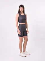 Top deportivo corto estampado con flores abstractas en tonos azul, lila y rosa. Diseño de espalda deportiva.