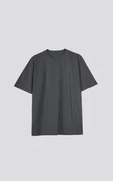 Remerón gris carbón de corte extra oversize, hombros caídos y cuello redondo de rib.