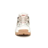 Zapatillas urbanas Cat Reactor de cuero color blanco, con detalles en beige y cordones de trekking color salmón.