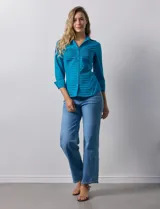 Camisa blanca de algodón marca Zac & Rachel, con cuello con solapa, abertura central con botones, delantera tableada y laterales elastizados.