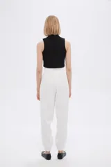 Pantalón babucha blanco con cintura elastizada y cordón ajustable.