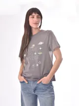Remera rosa con estampado de labios rojos y texto con tipografía retro.