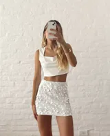 Minifalda blanca con lentejuelas.