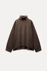 Sweater marrón de lana con cuello alto, corte oversize y mangas largas.