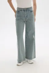 Pantalón de jean de tiro medio, color celeste claro desgastado, con corte ancho y pierna recta que cae holgada.