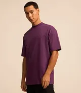 Remera blanca de algodón, corte holgado, cuello redondo alto, manga corta y sisas caídas.