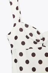 Vestido corto blanco con estampado de lunares marrones, escote corazón, tirantes anchos y falda globo.