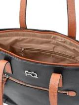 Cartera shopper de cuero vacuno color negro con detalles en marrón. Tiene logo metálico de la marca, doble asa de hombro y bolsillo frontal con cierre.