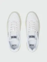 Zapatillas deportivas Diesel modelo S-Tracker-D, color blanco con plataforma gruesa color crema. Presentan detalles en negro como el logo 'D' lateral y texto en la lengüeta.