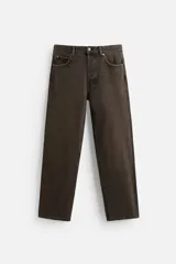 Pantalón de jean celeste de corte recto, con cinco bolsillos, efecto lavado y cierre frontal con botones.