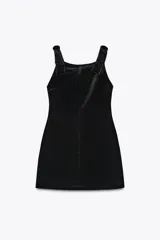 Vestido corto negro de terciopelo, con escote cuadrado y tirantes gruesos con detalle de lazos.