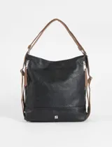 Cartera convertible en mochila color natural, con correa de hombro marrón y detalles de cierres metálicos.