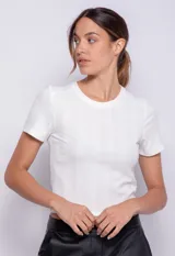 Remera blanca de manga corta con cuello redondo y tejido acanalado.