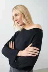 Sweater negro de tejido de punto con escote asimétrico y mangas 3/4.