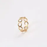 Anillo dorado de acero quirúrgico con diseño de panal de abeja.