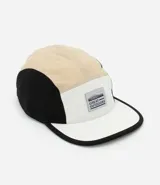 Gorra de microfibra beige y negra, modelo de 5 paneles con visera plana, etiqueta frontal y ajuste trasero con velcro.