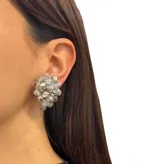 Aros cortos con forma de racimo de uvas, hechos de cristales facetados color borgoña. Cierre a presión.