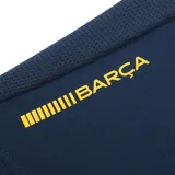 Short deportivo azul marino con cintura elástica y cordón ajustable. Presenta el escudo del FC Barcelona en la pierna derecha y la inscripción "Barça" en la pierna izquierda.