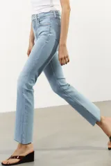 Pantalón de jean blanco, de tiro alto, corte cropped y flare.