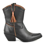 Bota de cuero negra con detalles en marrón, de estilo texano, con puntera afilada y bordados decorativos en el empeine. Presenta un tirador lateral con flecos y un ribete marrón en la parte superior.