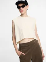 Crop top musculosa básica de algodón orgánico, con cuello a la base.