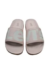 Sandalias tipo slide color rosa claro con logo Le-vi's en blanco.