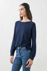 Sweater básico de tejido de punto color beige, de corte recto y mangas largas.