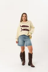 Bota texana de caña alta color chocolate, con flecos en el lateral y taco de 5,5 cm.