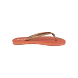 Ojotas para dama color blush con tiras delgadas y suela texturizada.