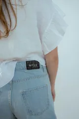 Short de jean celeste con terminación desflecada.