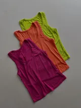 Musculosa sin mangas color fucsia de corte ajustado, fabricada en algodón elástico.