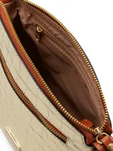 Bandolera color peltre con correa de cuero marrón regulable. Tiene un bolsillo externo con cierre y chapita metálica con el logo de la marca.