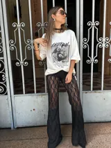 Pantalón de encaje negro con corte acampanado.