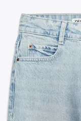 Pantalón de jean rosado, de tiro alto, corte mom leg y largo tobillero.